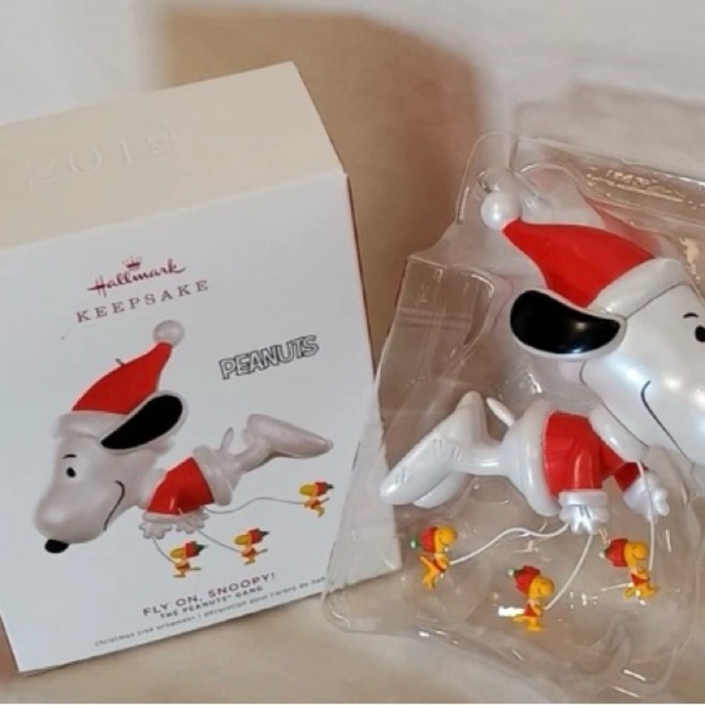 Hallmark Keepsake Snoopy Ornament in Red and White 2019 - Fly On Snoopy